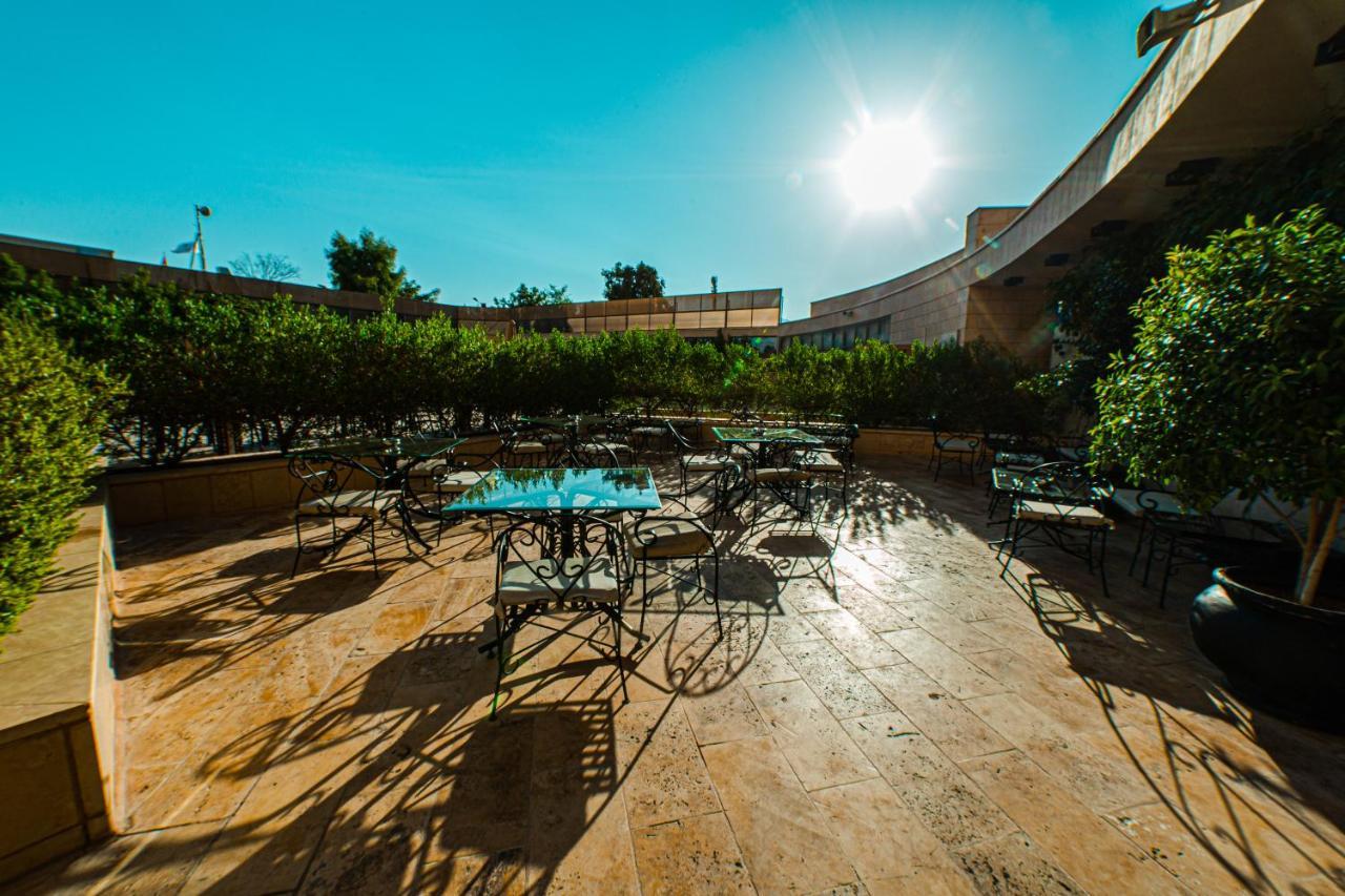 Oryx Hotel Akaba Eksteriør bilde The courtyard at the University of Arizona
