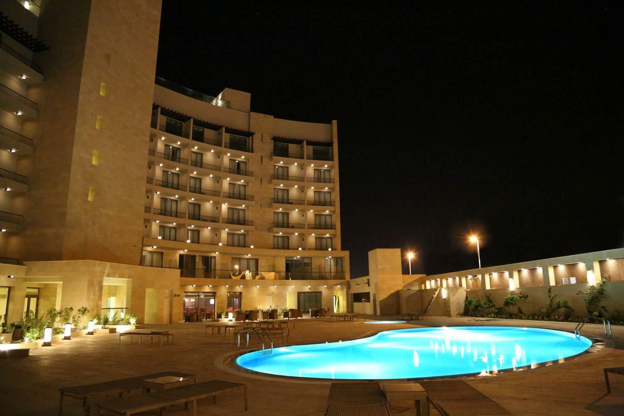Oryx Hotel Akaba Eksteriør bilde The pool at the Grand Hotel